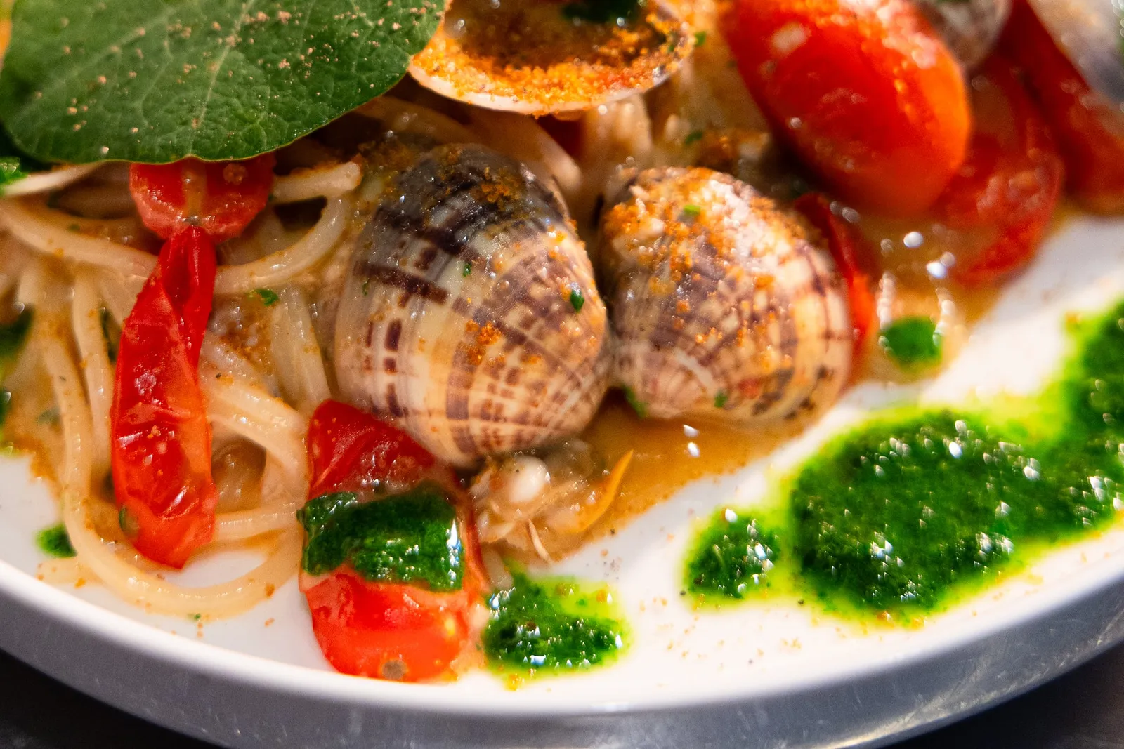 Spaghetti with fresh clams, cherry tomatoes and bottarga